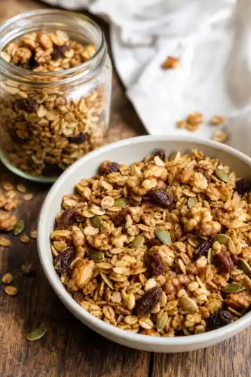 Domácí ovesná granola s medem a ořechy z pánve