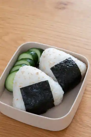 Japonské rýžové kuličky onigiri s tuňákem do krabičky