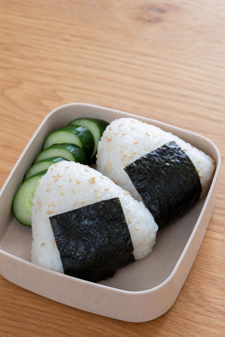 Japonské rýžové kuličky onigiri s tuňákem do krabičky
