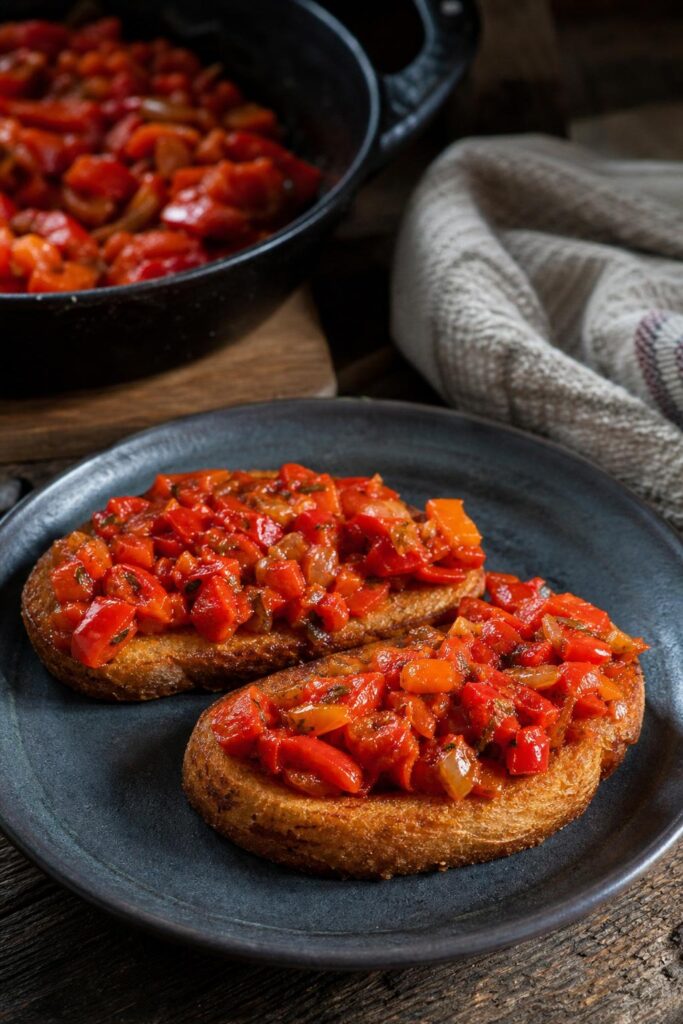Pepper-and-tomato mix for toasts from one pan