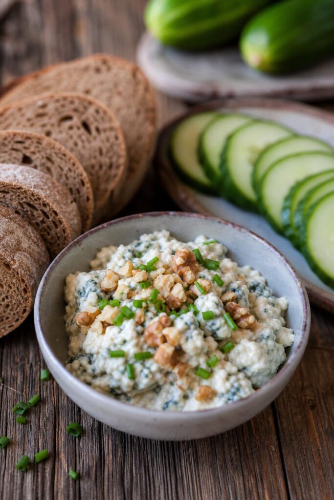 Blue cheese spread with walnuts in 10 minutes