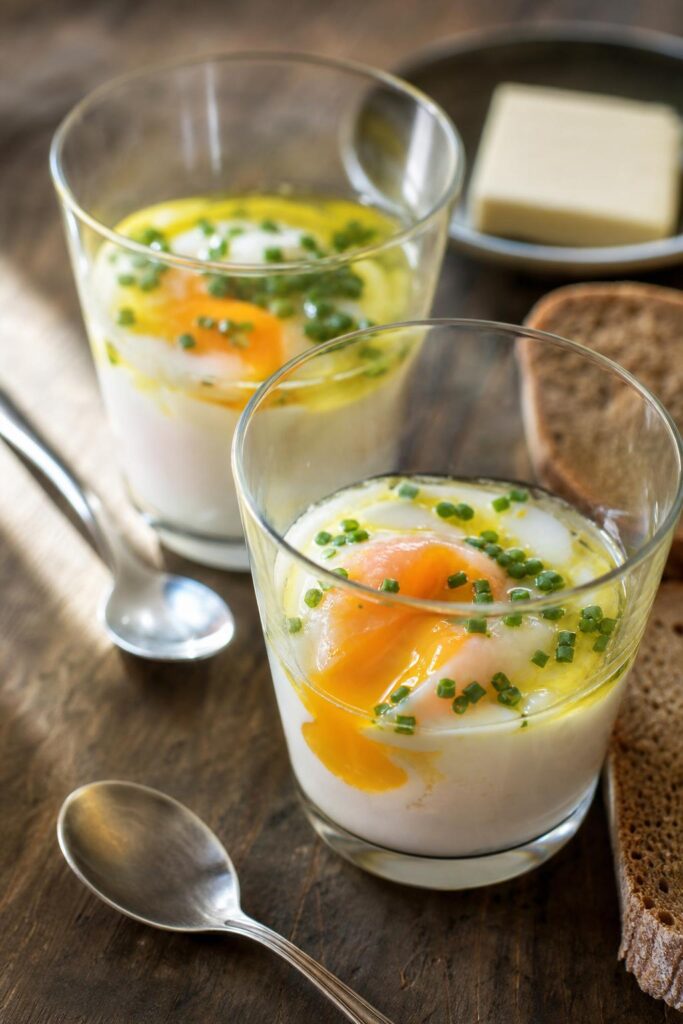 Eggs in a glass with chives – quick breakfast in 10 minutes