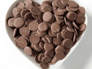 Carla mléčná čokoláda v peckách 37 % 250 g
