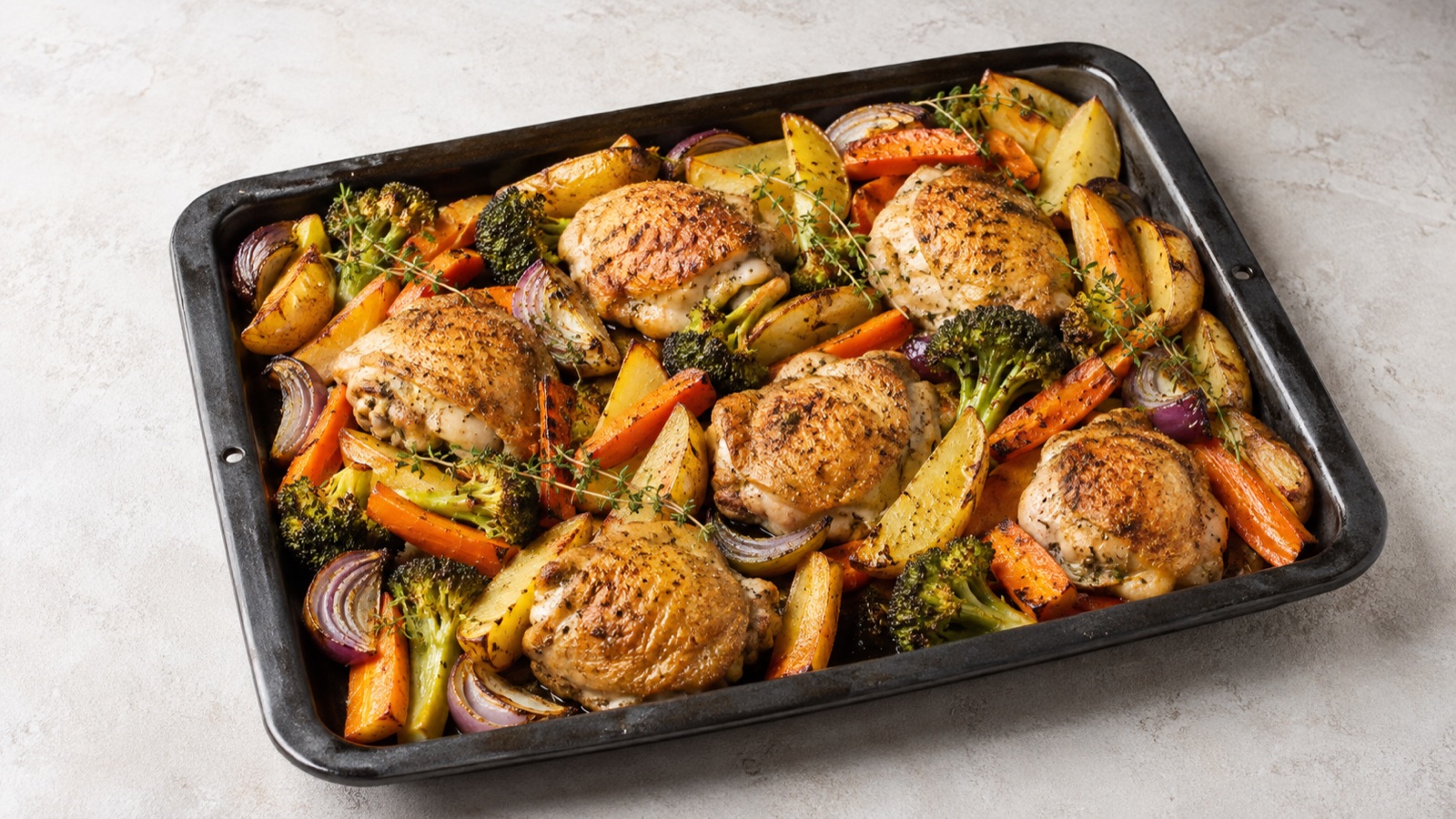 Rodinná večeře z jednoho pekáče s pečeným kuřetem, bramborami, mrkví, brokolicí a cibulí