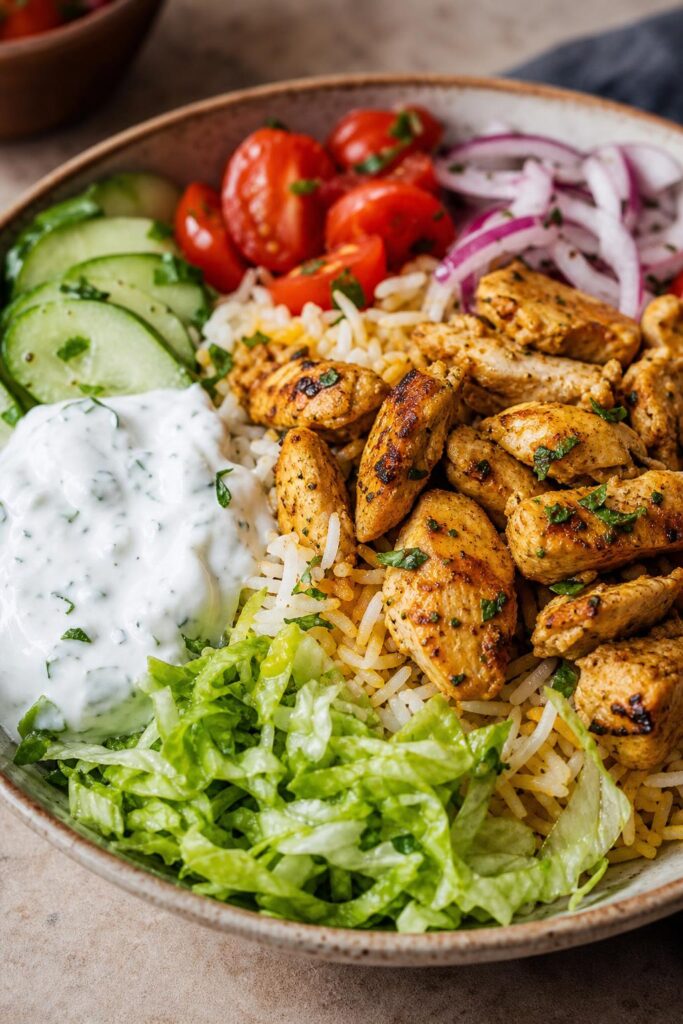 Kuřecí shawarma miska s rýží, zeleninou a česnekovým jogurtem